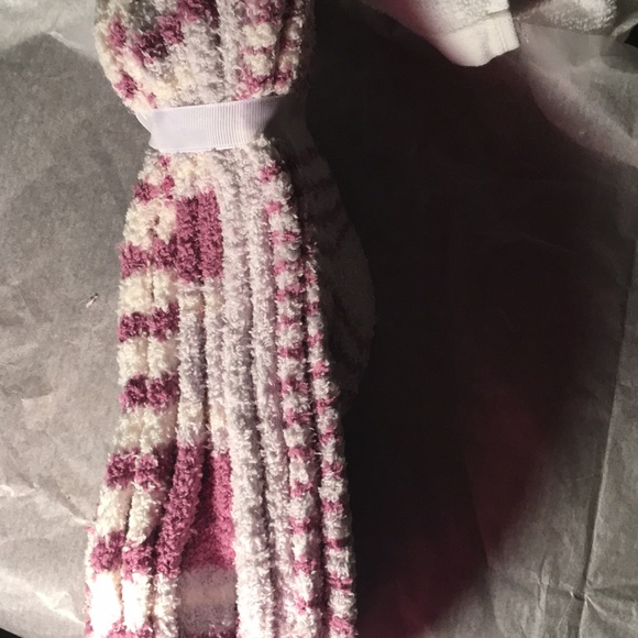 4 pair of AEROSOLES slipper socks - Picture 2 of 3